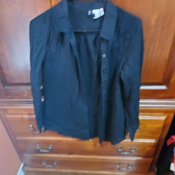 3 button up blouses - Picture 5 of 8